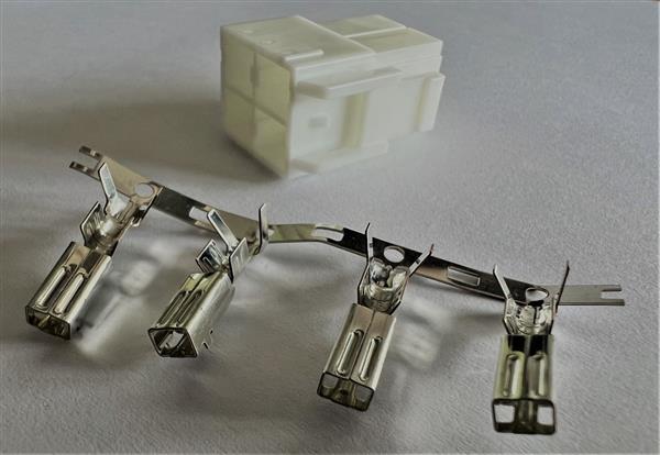 Square Type Mains Connector 4-Way ʂx2) and Contacts